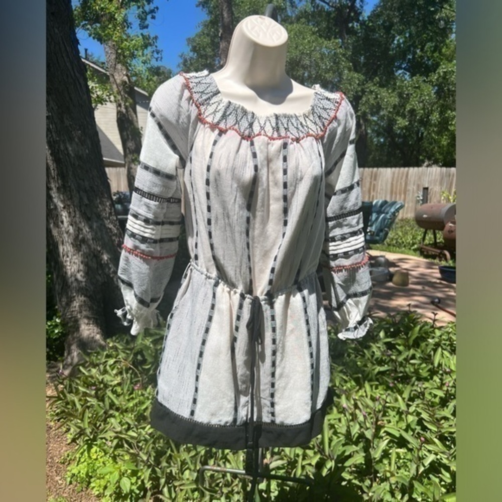 ▶️ Anthropologie ◀️ Hei Hei LaRue
Embroidered Off Shoulder
Romper. XS